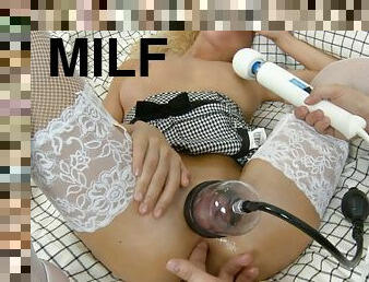 Kinky MILF Bryana Plays With Her Pussy Using Pomp