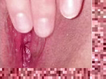 I masturbate the clitoris close-up and cum