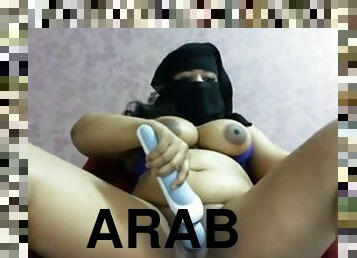 Fat arab girl fingerfucks her pussy on cam