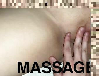 MASSAGEANDO OS PÉS DESSA GOSTOSA E BRINCANDO COM A BUCETA E PEITOS