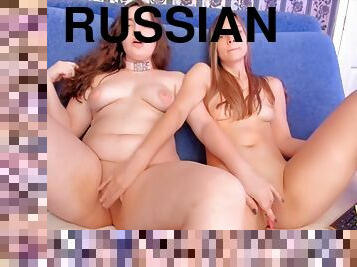 #Sw33ttw1nz: Russian Twins Get Each Other Off