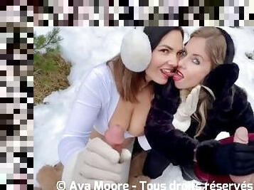 Deux Copines Salopes Sucent Des Queues Dans la Neige et Finissent le Visage Recouvert de Sperme