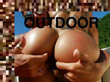 Outdoor hardcore for steamy Gina Jolie