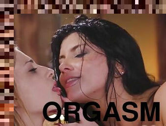 orgasmi, lesbo-lesbian, milf, sormettaminen, blondi, ruskeaverikkö