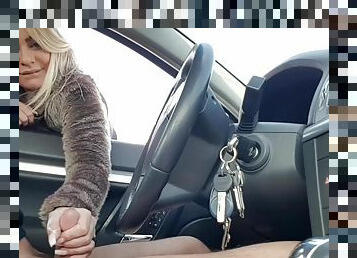 gros-nichons, public, mature, branlette, doigtage, voiture, blonde, bite