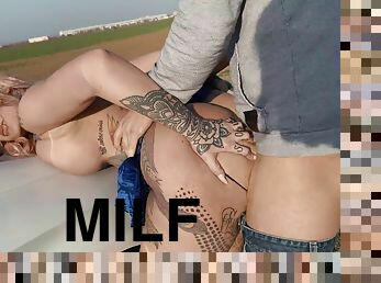 dideli-papai, laukas, milf, pornožvaigždė, mašina, blondinė, tatuiruotė, kojos