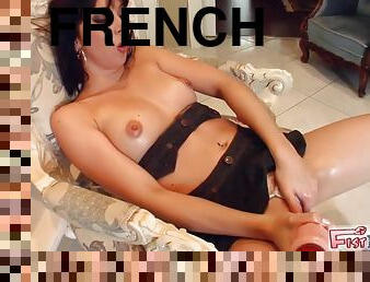 French chick fists her pussy