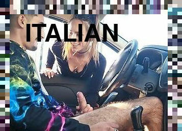 Ragazza italiana si fa sborrare in bocca da uno sconosciuto