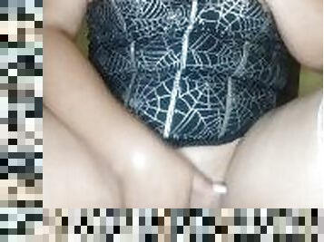 novia cachonda se mete un plug anal al culo para su amante