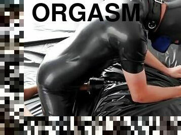 doggy, masturbieren, orgamus, spielzeug, homosexuell, ficken, fetisch, latex, allein, larve