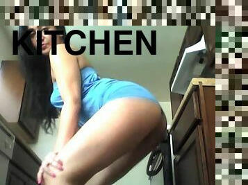 She shows off a truly big ass in kitchen
