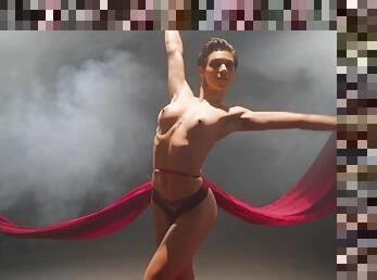 Thin ballerina reveals authentic erotic solo dance on cam