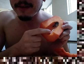 Hombre se coge una papaya, se corre sobre ella y se la come