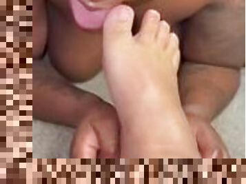 Sucking & slurping toes