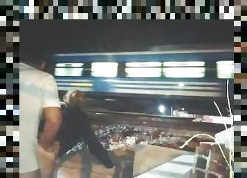 chica pide sexo en publico en vas del tren nos miran follar los pasajeros y personas camin y auto