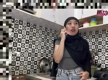 MUSLIM MOM VISIT MASSAGE SHOP, MASSEUR WANNA SEX SLIDING HIS DICK