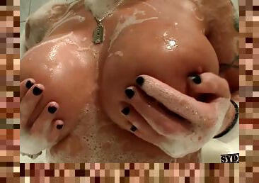 Big fake tits & juicy ass, bath time orgasm!