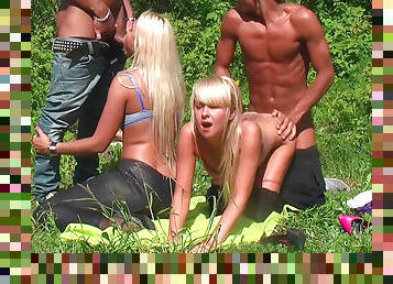 Two blondes are banging outdoors for money