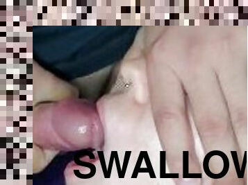 The horny slut loves to swallow cum????