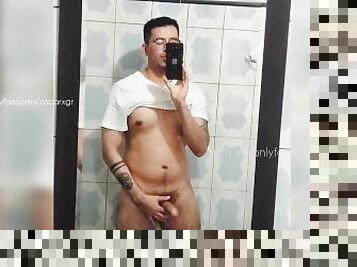 En el baño agarrando mi vergota lechera hasta masturbarme muy rico y botar semen caliente !