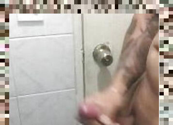 LATINO CALIENTE SE MASTURBA EN EL BAÑO (SEMEN) INCLUIDO????