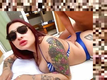 Pelirroja Garganta Profunda Tiene Sexo En Bikini Con El Empleado