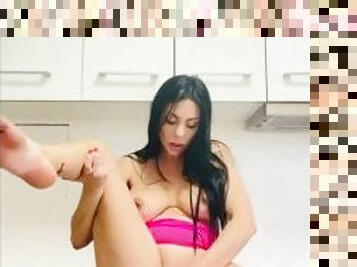 Morena cachonda se masturba con dildo enorme en la cocina gimiendo mucho