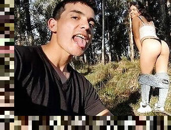 Sexo en público: Pareja muy caliente practica sexo en un parque natural.