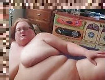 bbw fucks herself