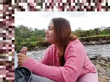 Se lo chupo a un desconocido al lado del río y nos vieron