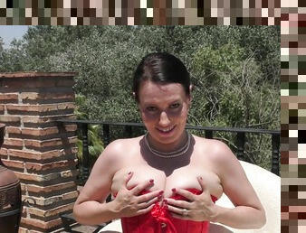 Saggy wife enjoys sunny outdoor perversions with the new toy