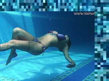 Curvy bikini girl shows off her tattooed body in the pool